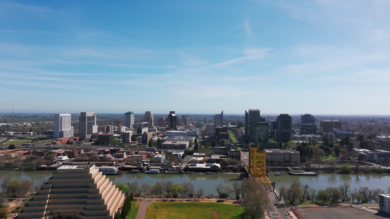 Vista aerea con drone in allontanamento del centro di Sacramento, California, in una giornata di sole