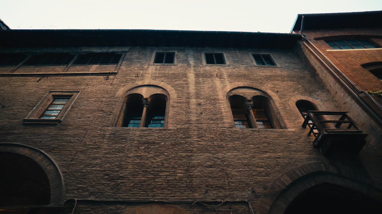 Vista dal Basso della Facciata di un Edificio Storico in Mattoni