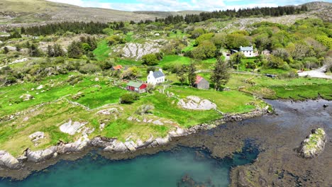 Drohnenlandschaft-Im-Ländlichen-Irland,-Kleine-Romantische-Bauernhöfe-In-Der-Nähe-Des-Meeres-Im-Westen-Irlands