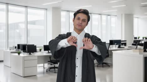 abogado indio decepcionado mostrando los pulgares hacia abajo