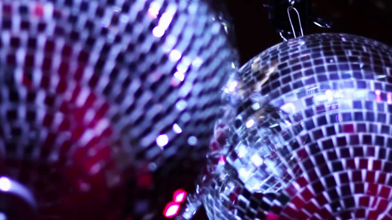 Levende refleksioner fra discokugler til en natklubfest