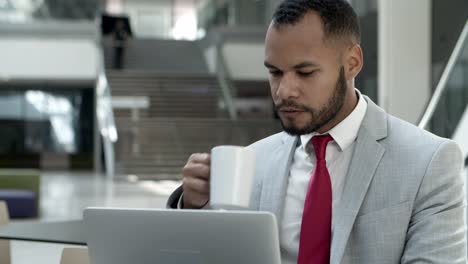 Ernsthafter-Geschäftsmann,-Der-Während-Der-Kaffeepause-Arbeitet