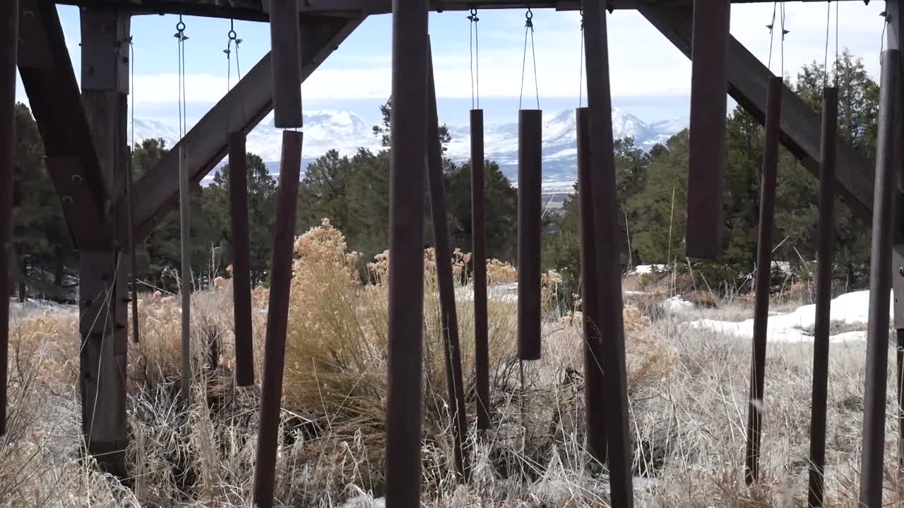 obra de arte se mece con el viento en la cima de una montaña