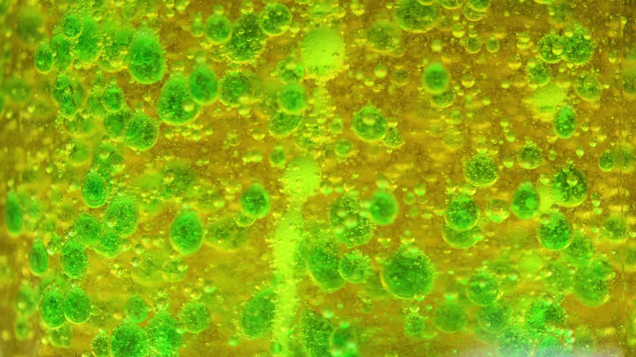 녹색과 노란색 액체 거품