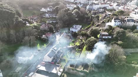 Humo-De-Fuego-De-Jardín-Flotando-Sobre-Imágenes-Aéreas-De-St-Peter-Port-Guernsey