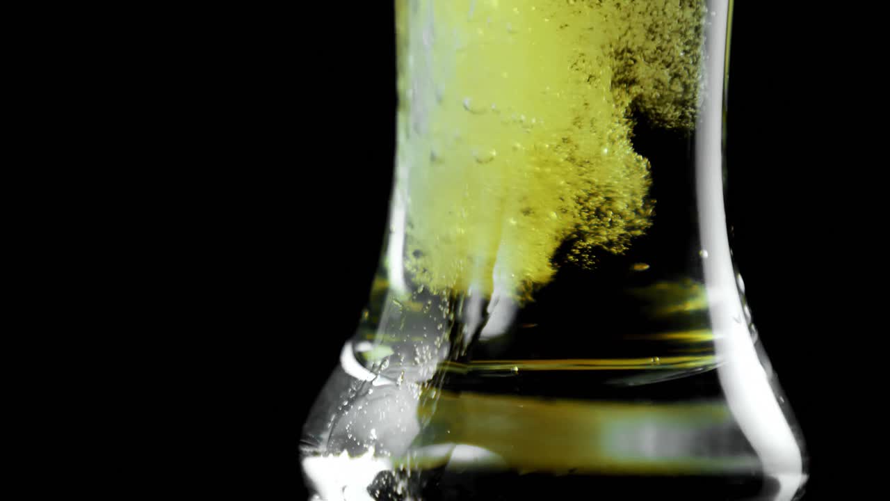 검은 배경 4k에 대한 유리잔에  ⁇ 여있는 맥주