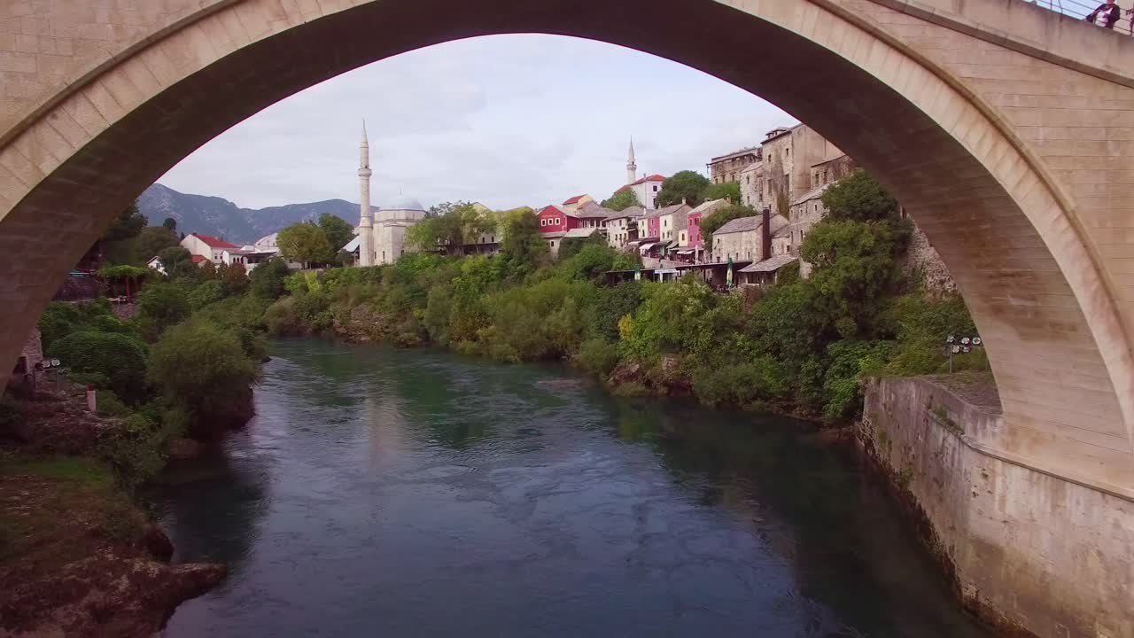 hermosa toma aérea del famoso puente stari most en mostar bosnia herzegovina 2