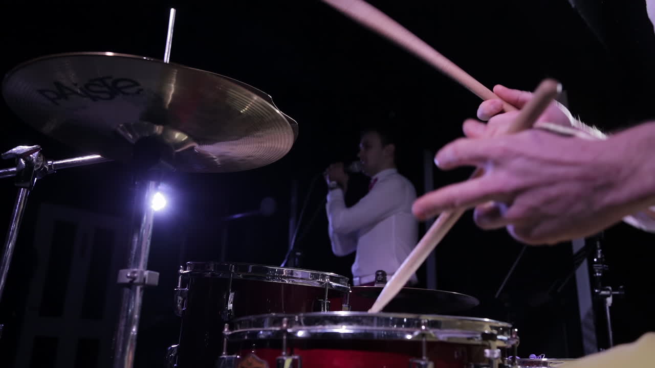 en primer plano toca el baterista de la banda de rock