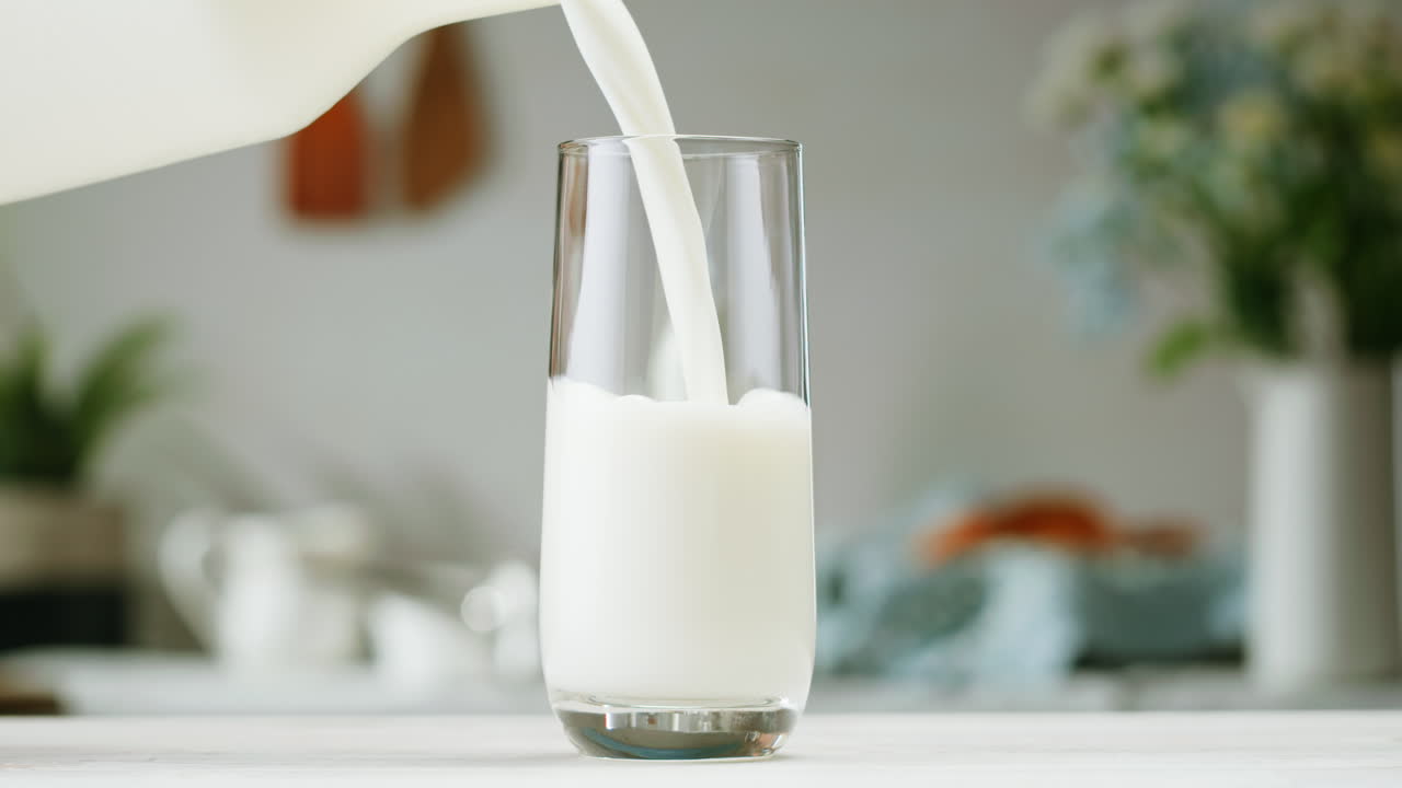 vertiendo leche en un vaso