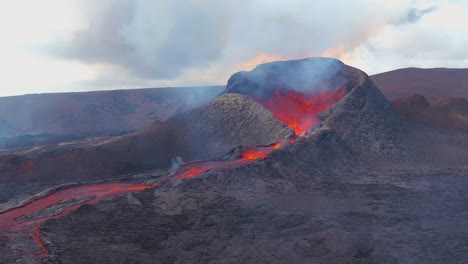 asombroso enfoque aéreo de la lava que fluye desde el cráter en la erupción explosiva volcánica del volcán fagradalsfjall en islandia