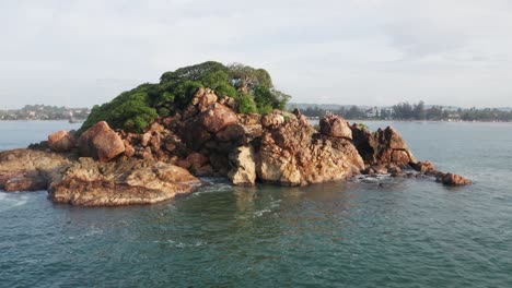 Vista-Cinematográfica-Aérea-De-La-Isla-De-Taprobane-En-La-Bahía-De-Weligama-Durante-Un-Caluroso-Día-Soleado-En-Sri-Lanka