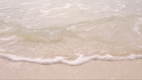 Pequeñas-Olas-En-La-Playa-Tropical-De-Indonesia