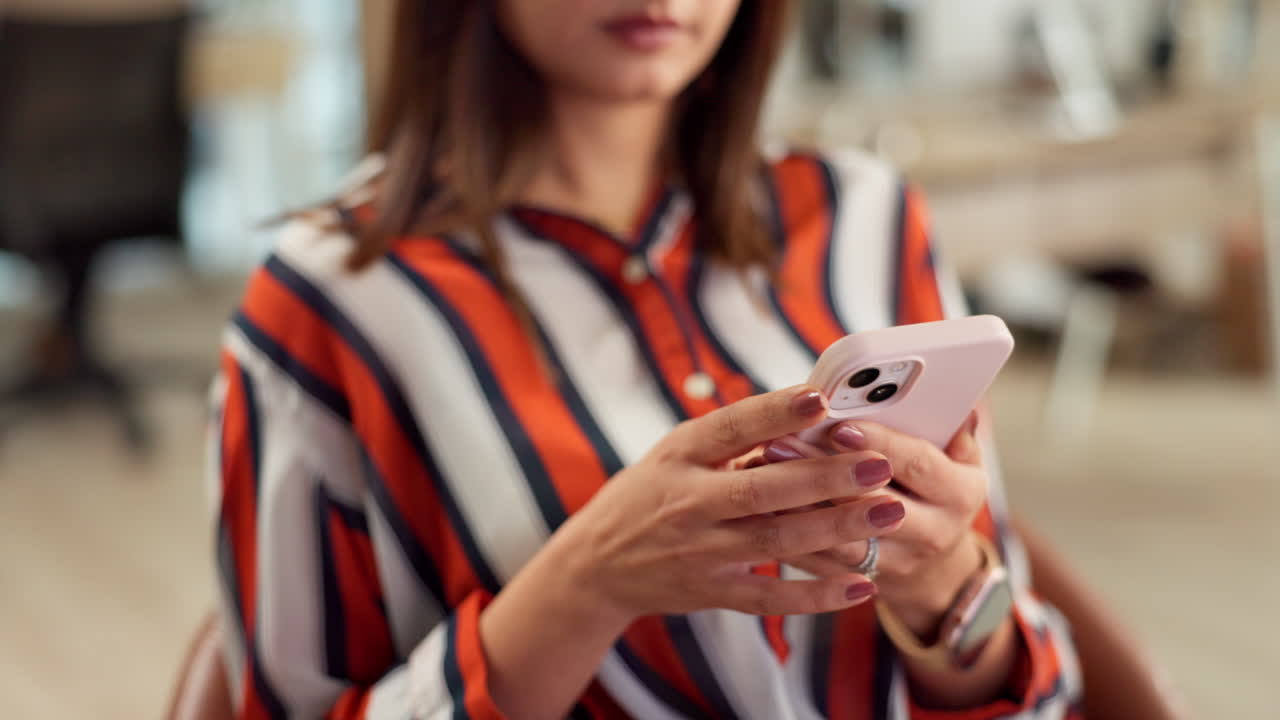 mujer en una llamada telefónica en la oficina