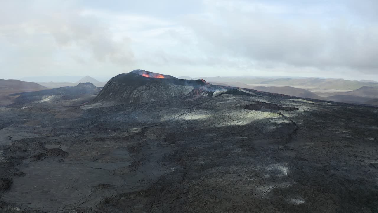 뜨거운 녹은 용암을 분출하는 아이슬란드의 fagradalsfjall 화산