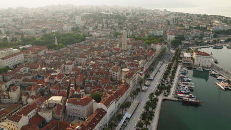 Toma-Aérea-De-La-Ciudad-De-Split-En-Croacia,-Europa-6