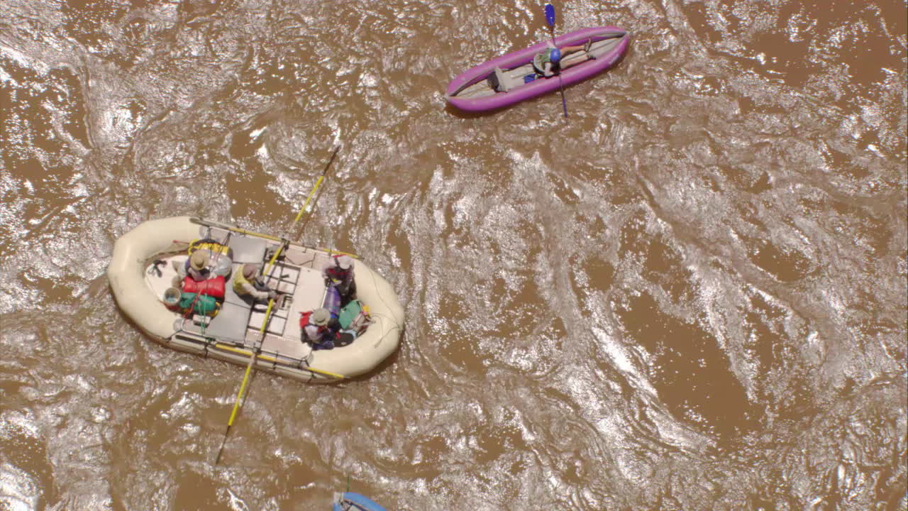 바로 위에서 그랜드 캐년의 서까래 위로 높은 각도로 볼 수 있습니다.