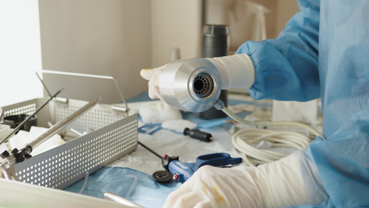 procedimiento médico con instrumentos de endoscopia