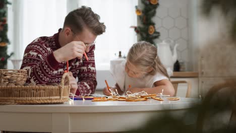 Padre-Y-Niña-Pasando-La-Navidad-Juntos