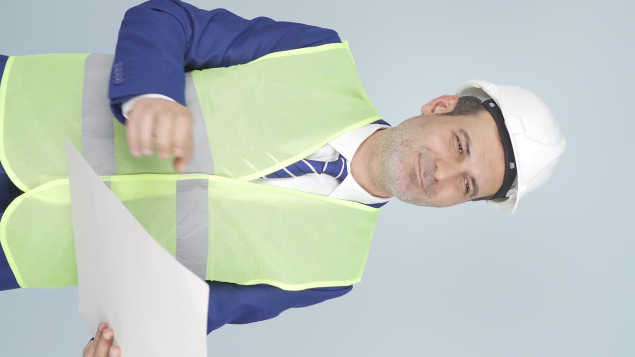 vídeo vertical de un ingeniero que hace cálculos relacionados con el trabajo.