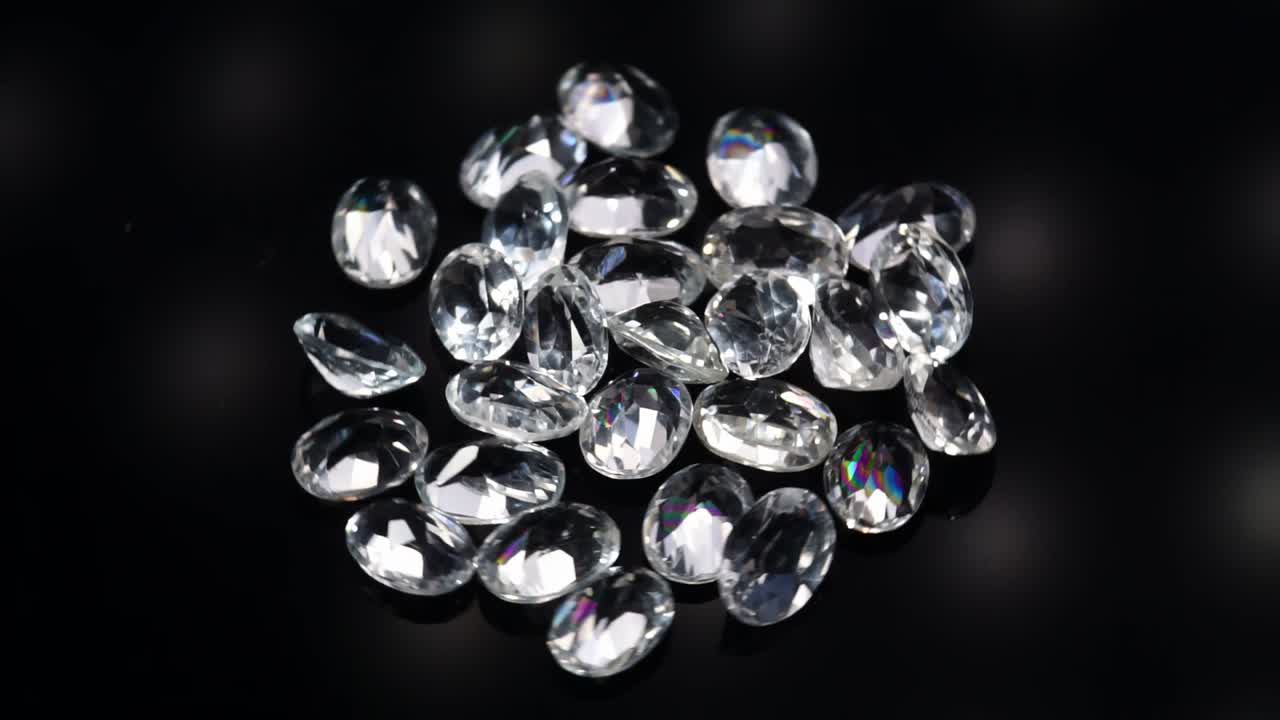 어두운 배경에 천연 토파스 보석 회전 테이블