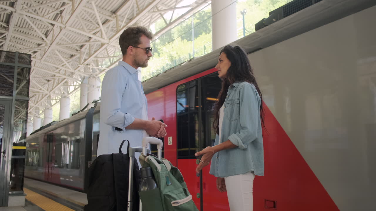 pareja esperando el tren en la estación