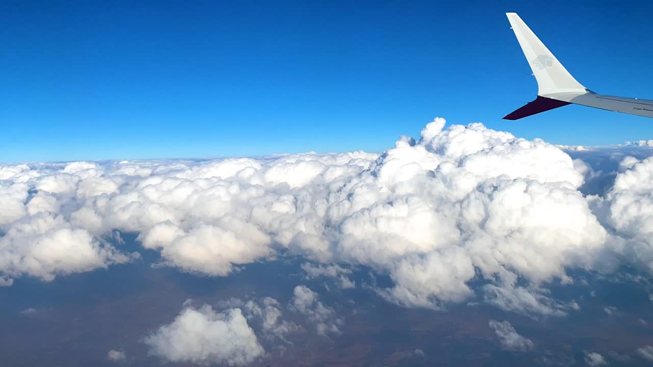 временная шкала, снятая в кресле у окна самолета, пересекающего облачное небо