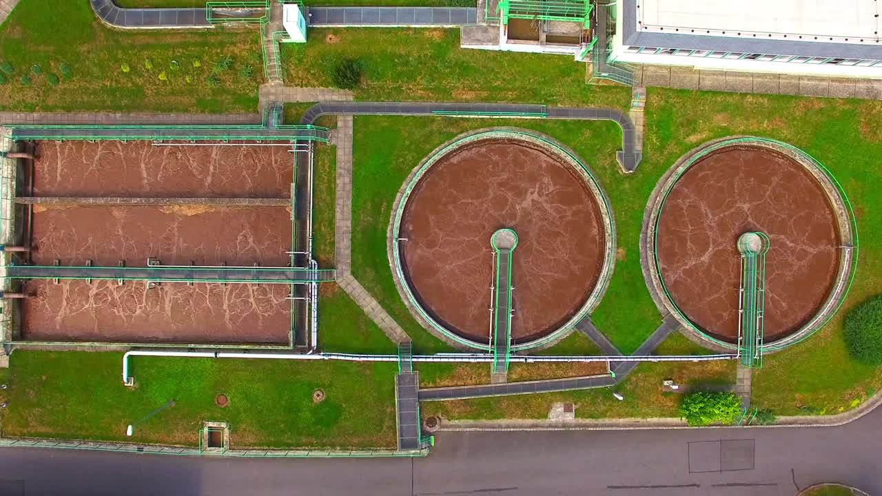 vista aérea de la planta de tratamiento de aguas residuales. reciclaje de aguas grises. tema de gestión de residuos.
