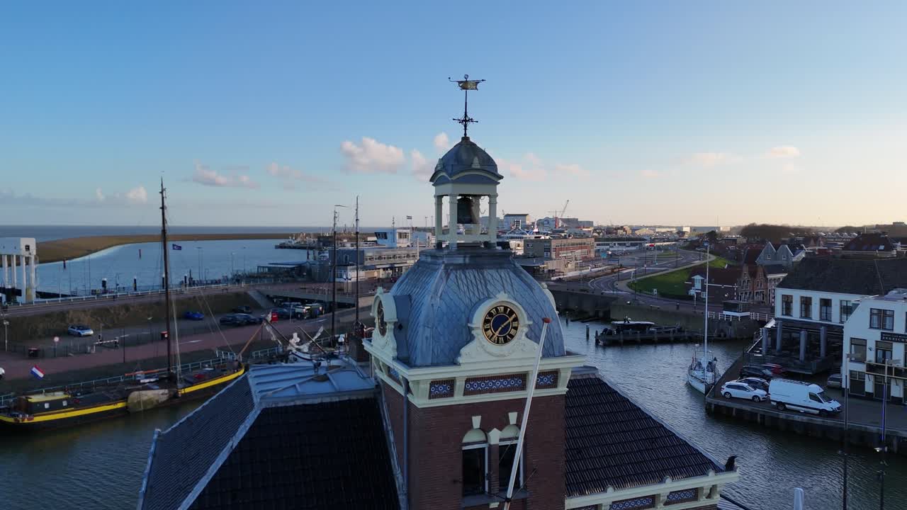 Un drone sorvola la vecchia torre della capitaneria di porto e termina con il nuovo edificio di controllo sullo sfondo.