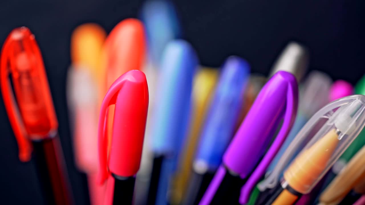un conjunto de bolígrafos de colores gira.