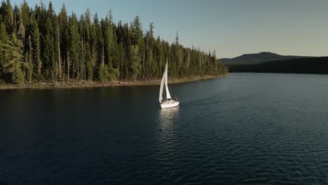 Vista-Aérea-De-Un-Velero-Blanco-En-El-Lago-Elk-En-Bend,-Oregon