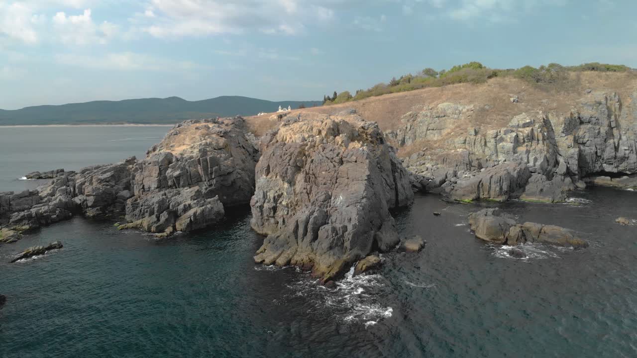 Riprese aeree statiche, filmato con drone delle scogliere costiere a volo d'uccello, Sozopol, Bulgaria.