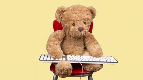 oso de peluche trabajando en una computadora