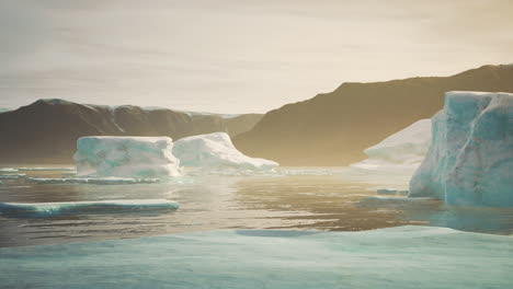 Antarktische-Eisberglandschaft-Mit-Gletscher,-Der-Ins-Meer-Mündet