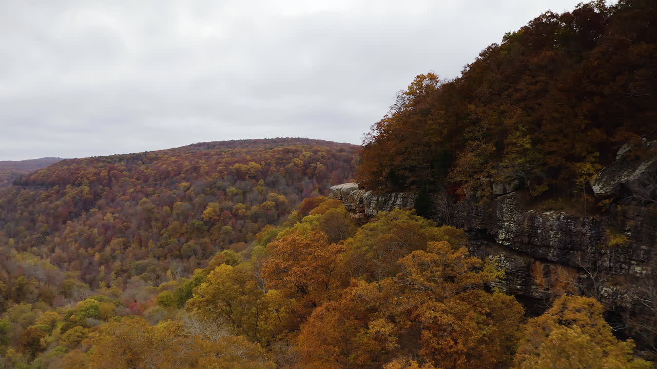acantilados abruptos en el borde de whitaker point en el bosque nacional de ozark, arkansas
