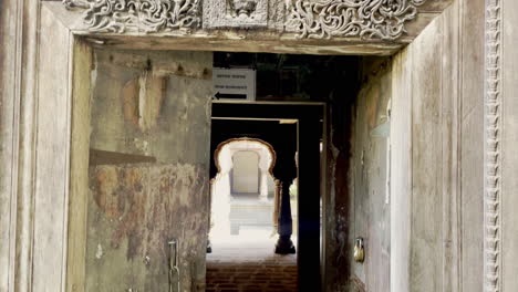 Architectural-elements-on-entrance-gate-of-Sarkar-Wada-Nashik-Maharashtra-India-4K