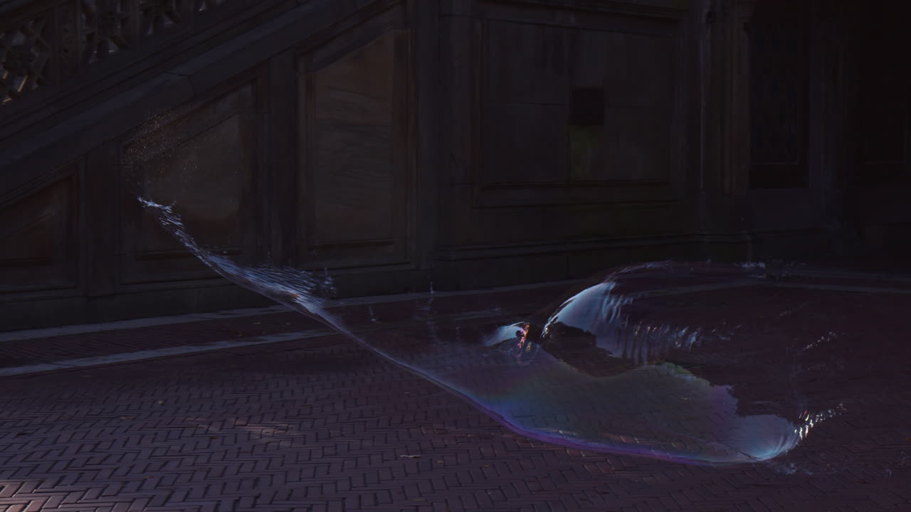 거대한 비누방울 모양이 공기 중에 떠다니고, 팽창하고 터지며, 산들바람에 끌리고, 형형색색의 투명한 모양이 폭발합니다.