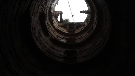 Adalaj-Stepwell-Un-Edificio-De-Varias-Tiendas-Tomado-Desde-Abajo,-Gandhinagar,-Gujarat