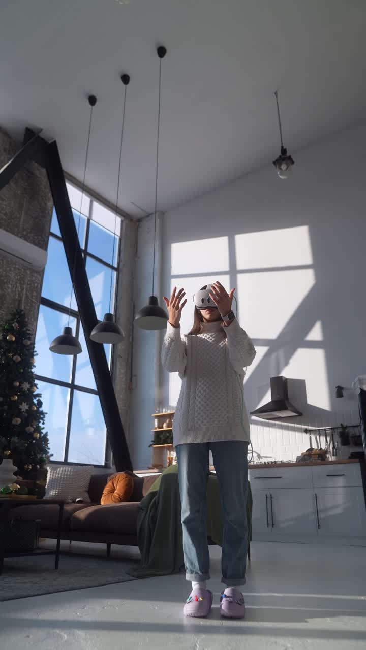 mujer experimentando la realidad virtual en el hogar moderno
