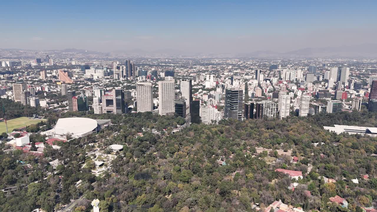 Chapultepec Parkı'ndan Meksika Şehri'nin drone görüntüsü.