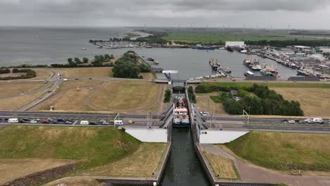 ship going into haringvliet locks, traffic waiting for bridge to lower