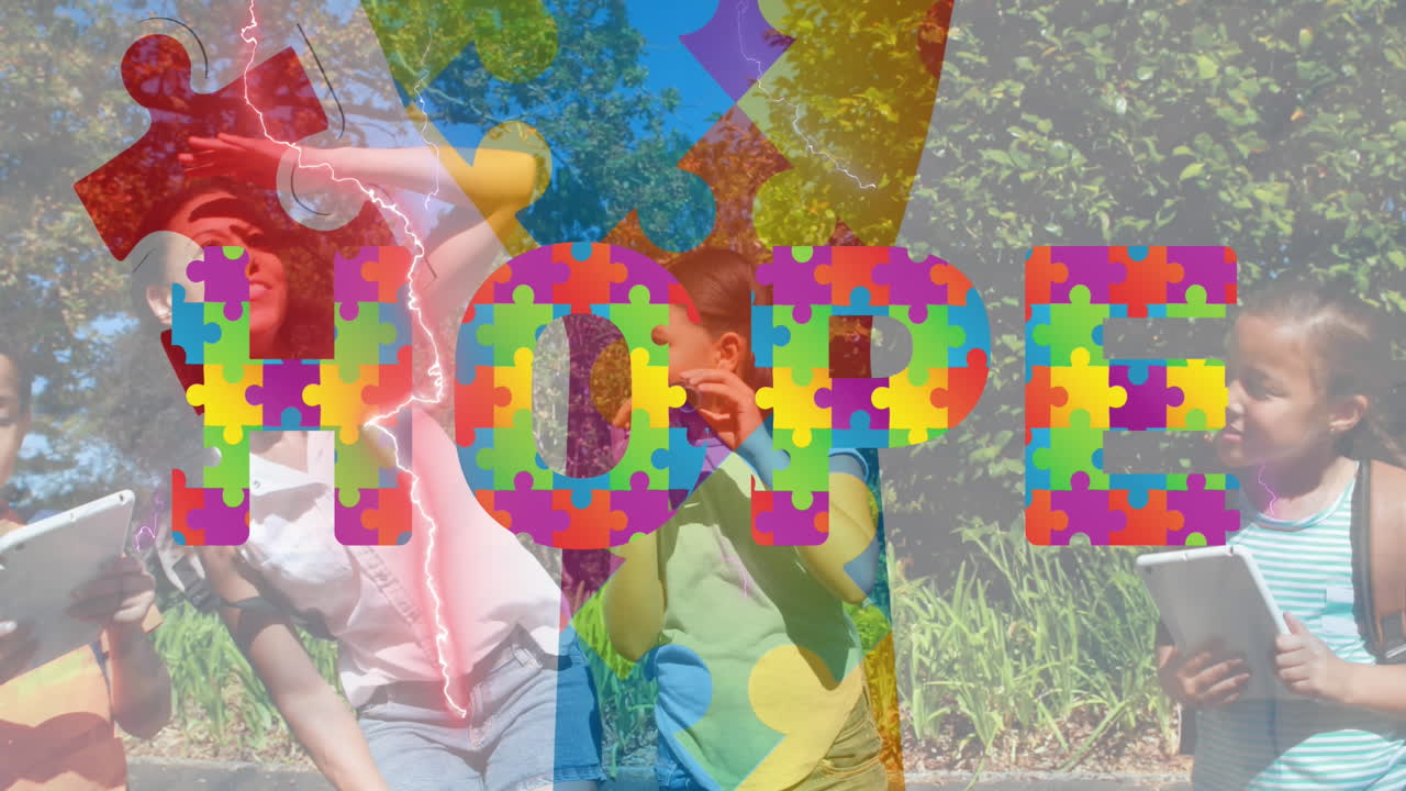 animaciones de piezas de rompecabezas coloridas y texto de esperanza sobre un grupo diverso de niños