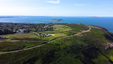 Luftvorbeiflug-über-Der-Howth-Halbinsel-Und-Ihren-Grünen-Wiesen-In-Irland