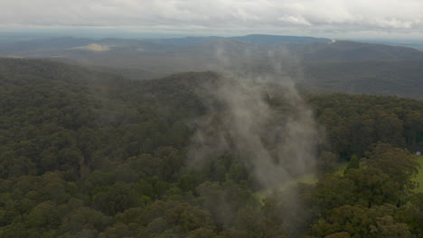 Vista-Aérea-De-La-órbita-Alrededor-De-Una-Masa-De-Niebla-En-El-Tranquilo-Paisaje-Natural