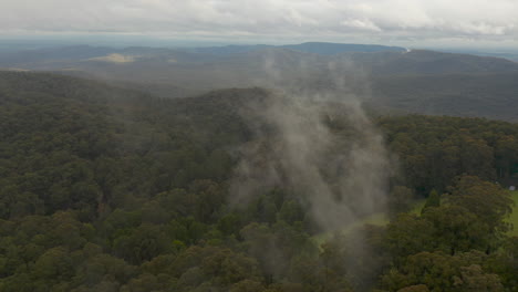 vista aérea de la órbita alrededor de una masa de niebla en el paisaje natural pacífico