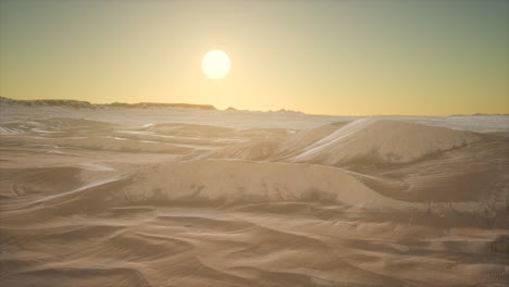 Dunas-Del-Desierto-De-Arena-Roja-Al-Atardecer