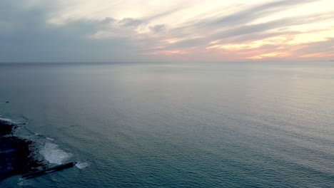 Océano-Atlántico-En-Canarias,-España,-En-La-Puesta-De-Sol,-Hora-Dorada