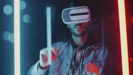 hombre experimentando auriculares de realidad virtual