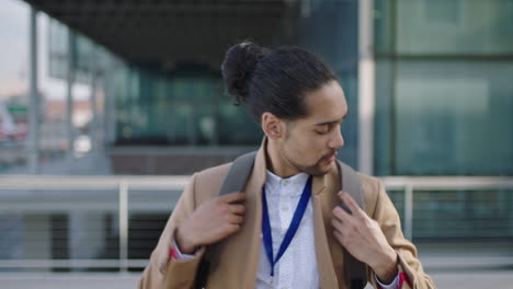 retrato de un joven empresario de la empresa que sale del trabajo buscando serio con mochila esperando en la ciudad