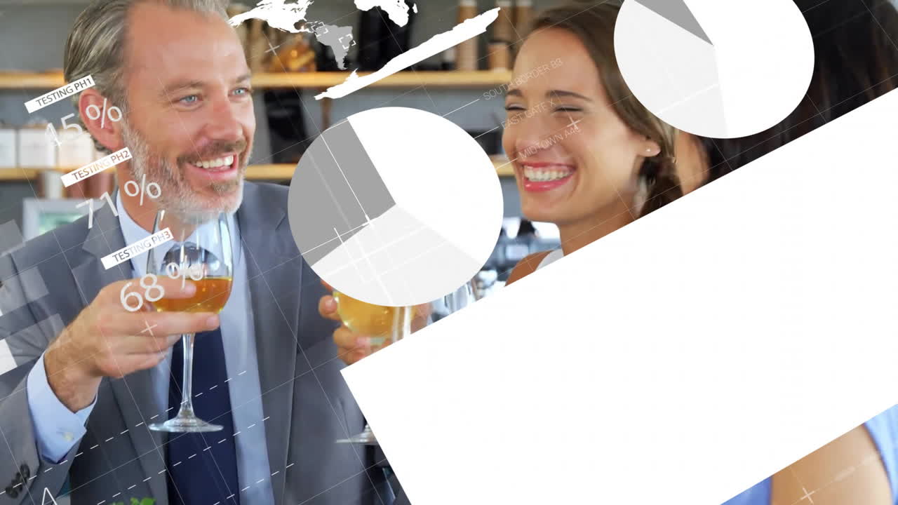 다양한 동료들이 저녁을 먹는 동안 금융 데이터 처리의 애니메이션