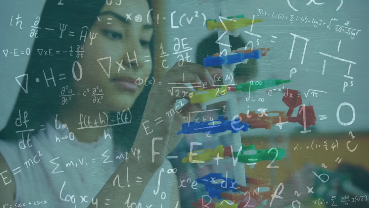 수학 방정식의 애니메이션 두 인종의 여성 학생과 교실에서 모델